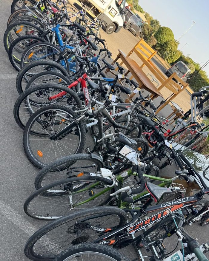 Vélos d'occasion devant le magasin Happy Troc Les Sables d'Olonne