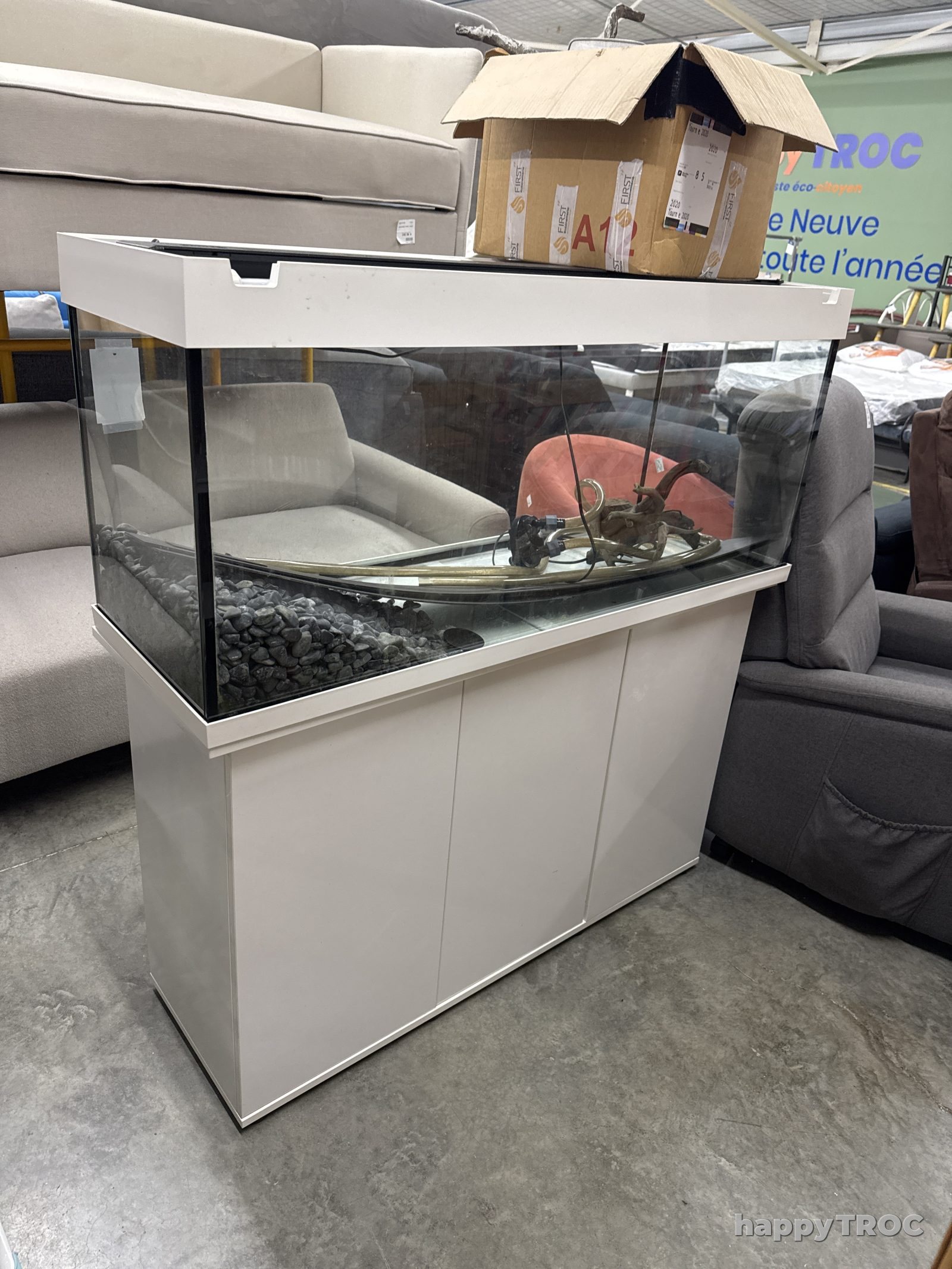 Aquarium  blanc et meuble 3 portes avec ses accessoires