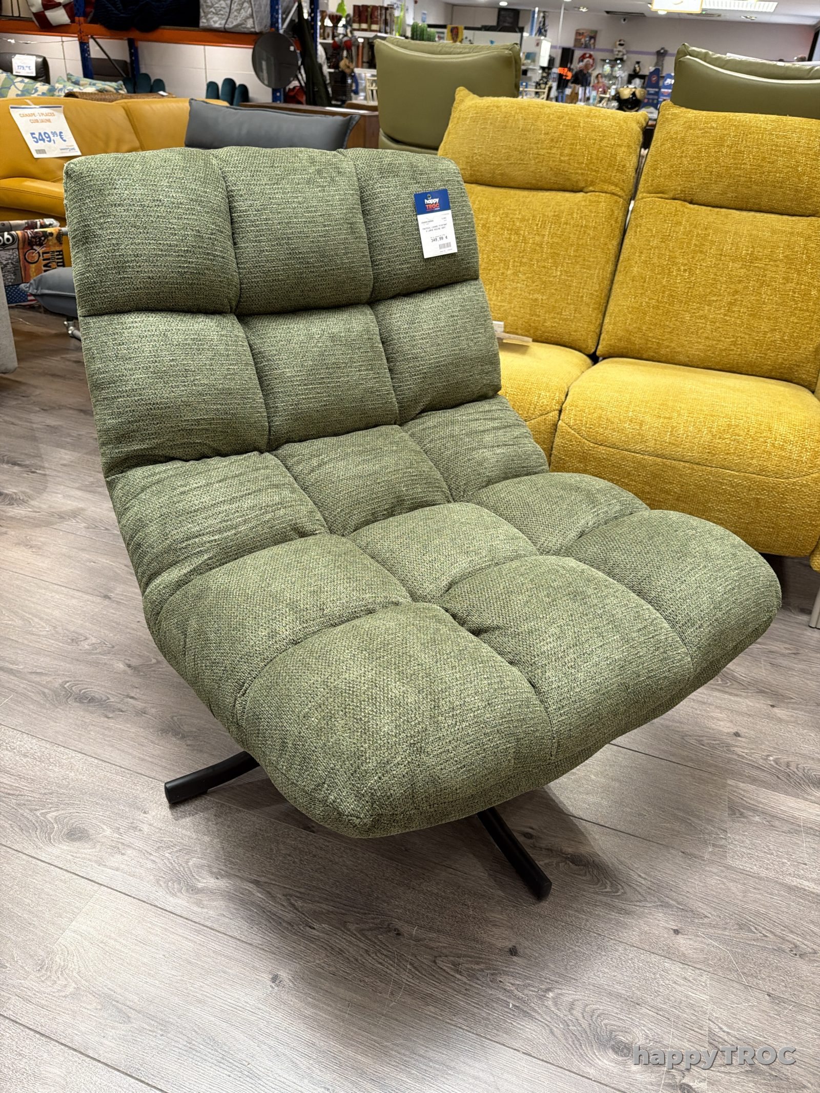 fauteuil lounge pivotant a large assise vert