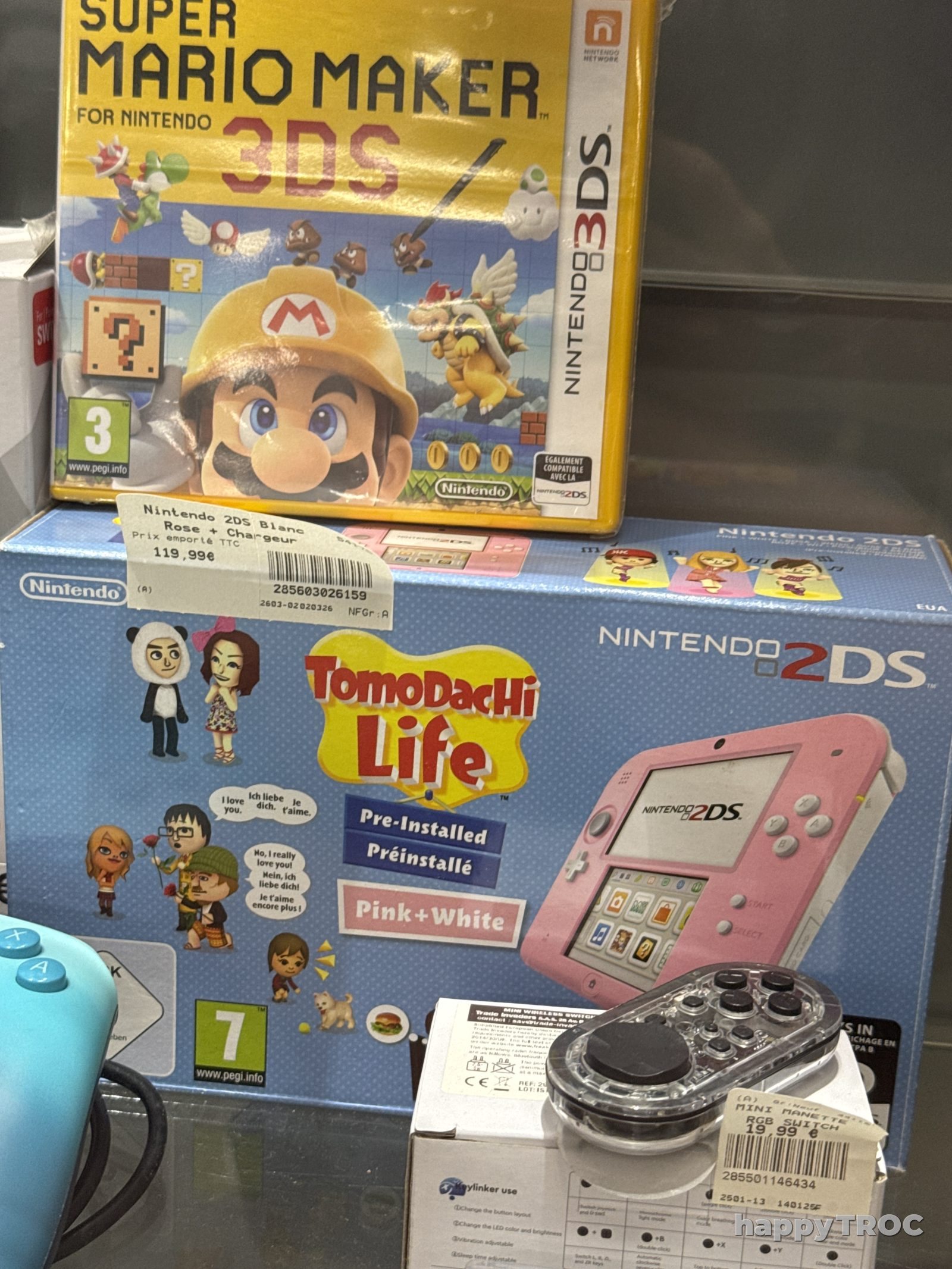 Nintendo, console de jeux, deux DS blanc et rose avec son chargeur et la boîte
