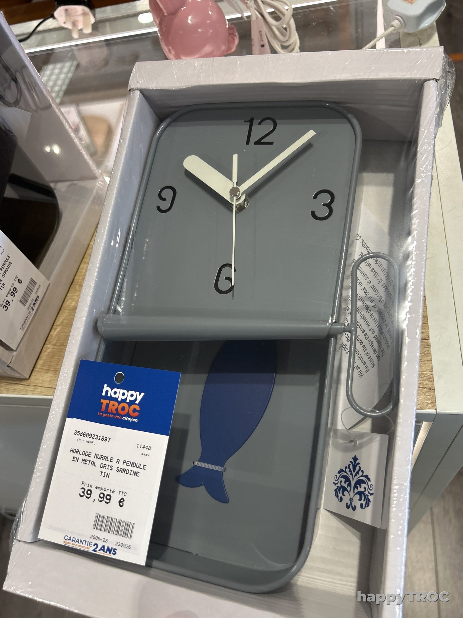 Horloge murale a pendule en metal gris sardine tin