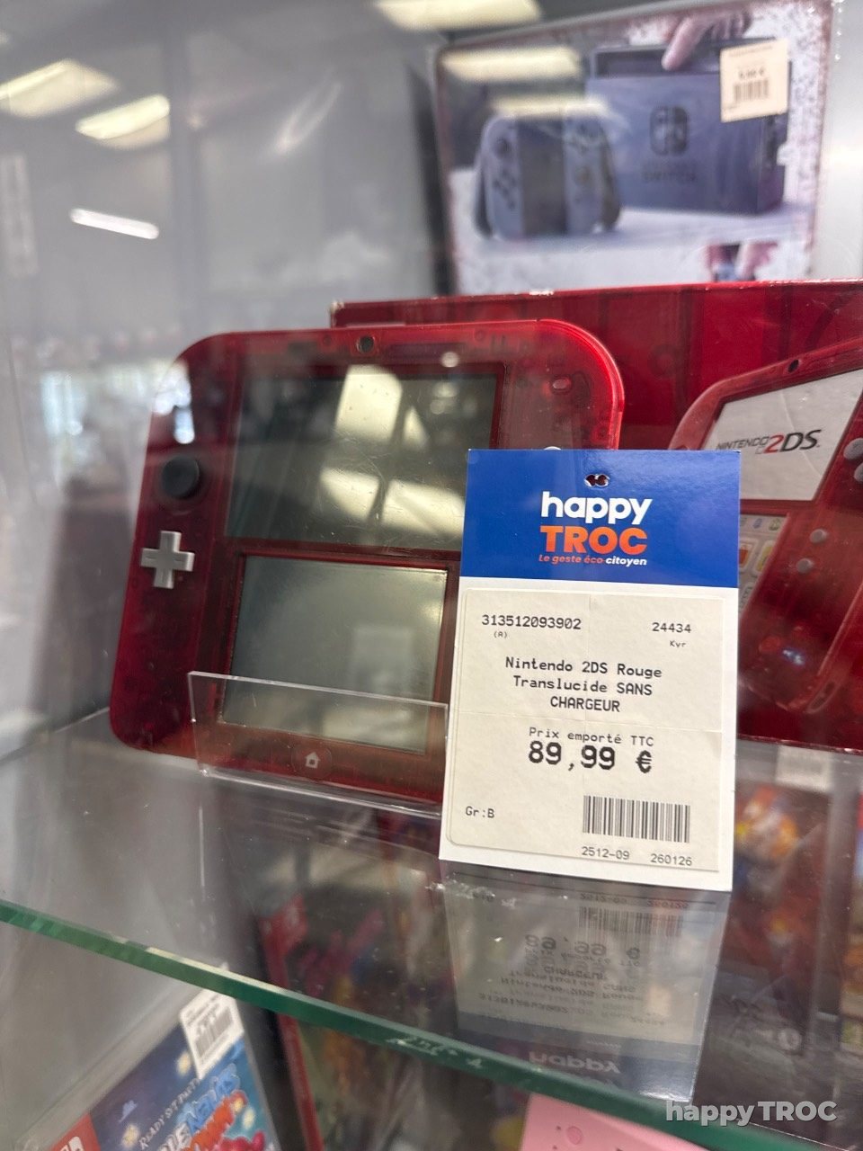 Nintendo deux. DS rouge translucide sans chargeur, mais avec la boîte.