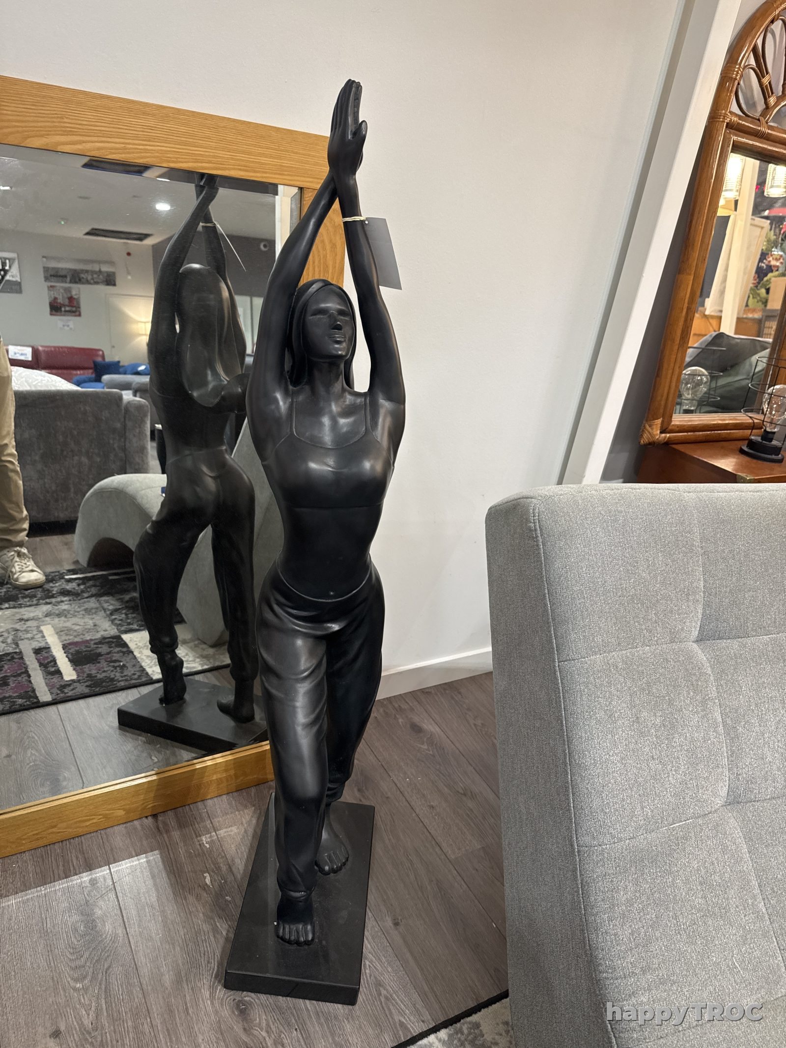 Statuette resine socle pierre