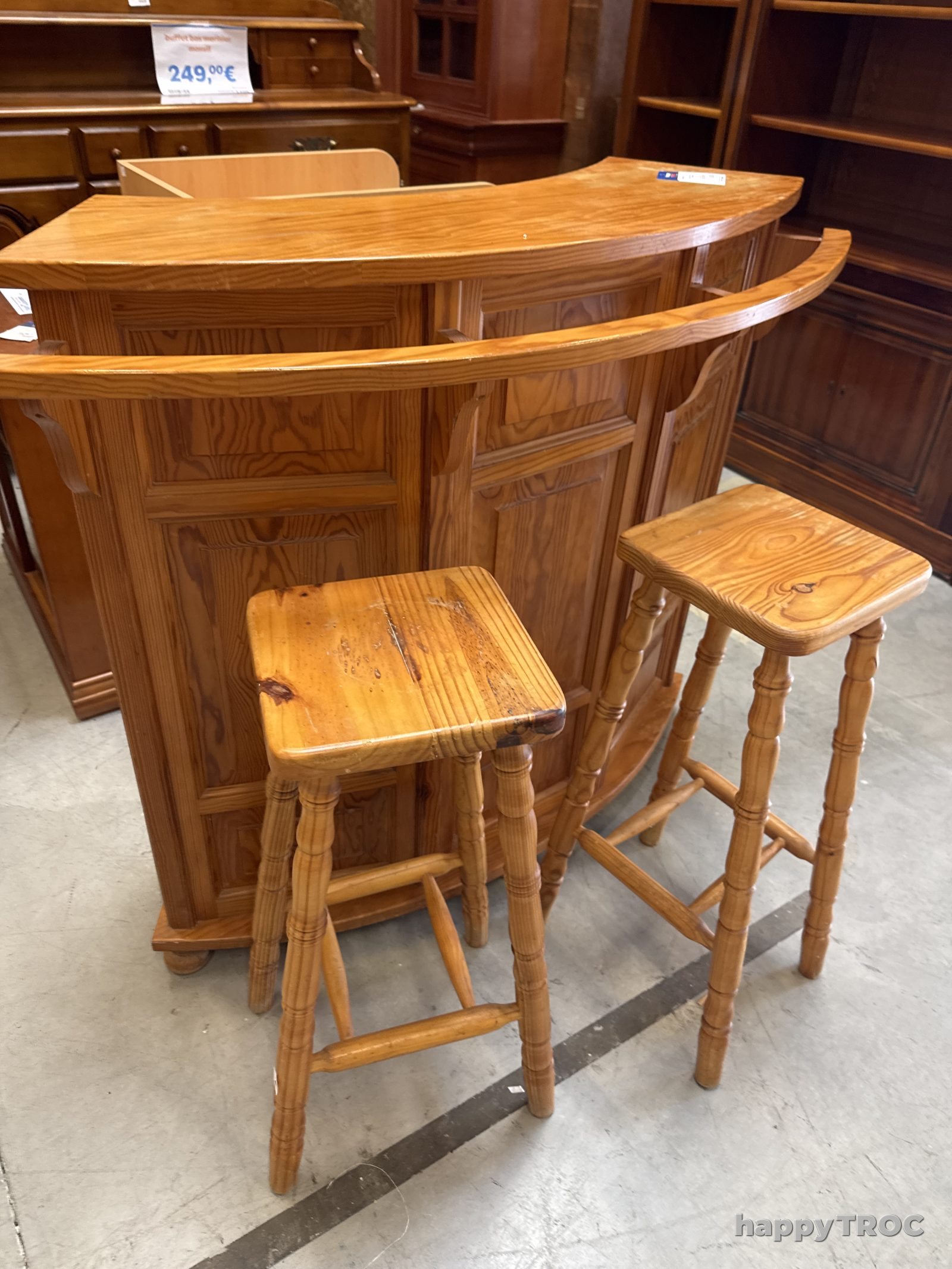 Bar en bois et deux tabourets