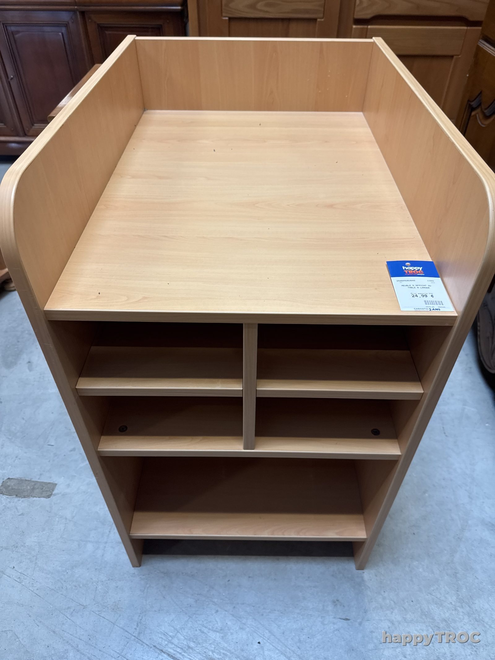 Table à langer ou meuble d’appoint pour un magasin en hêtre