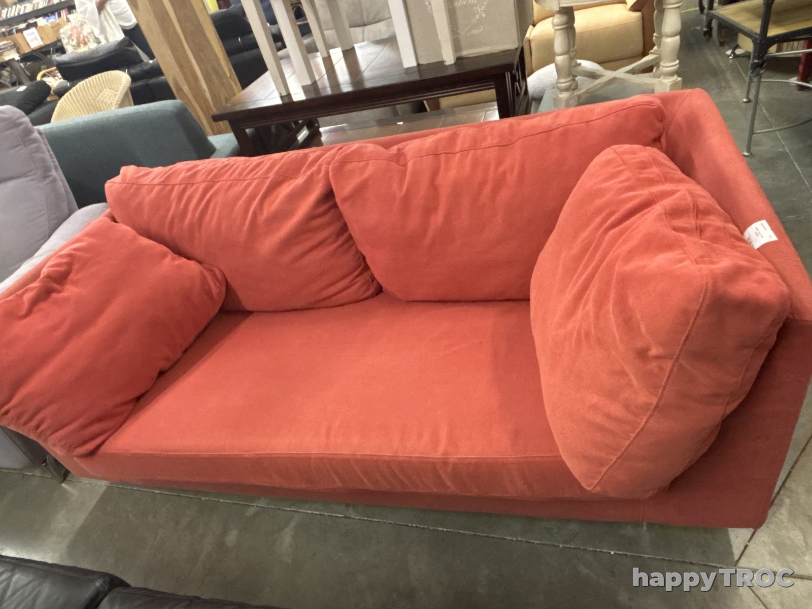 Canapé rouge avec coussin