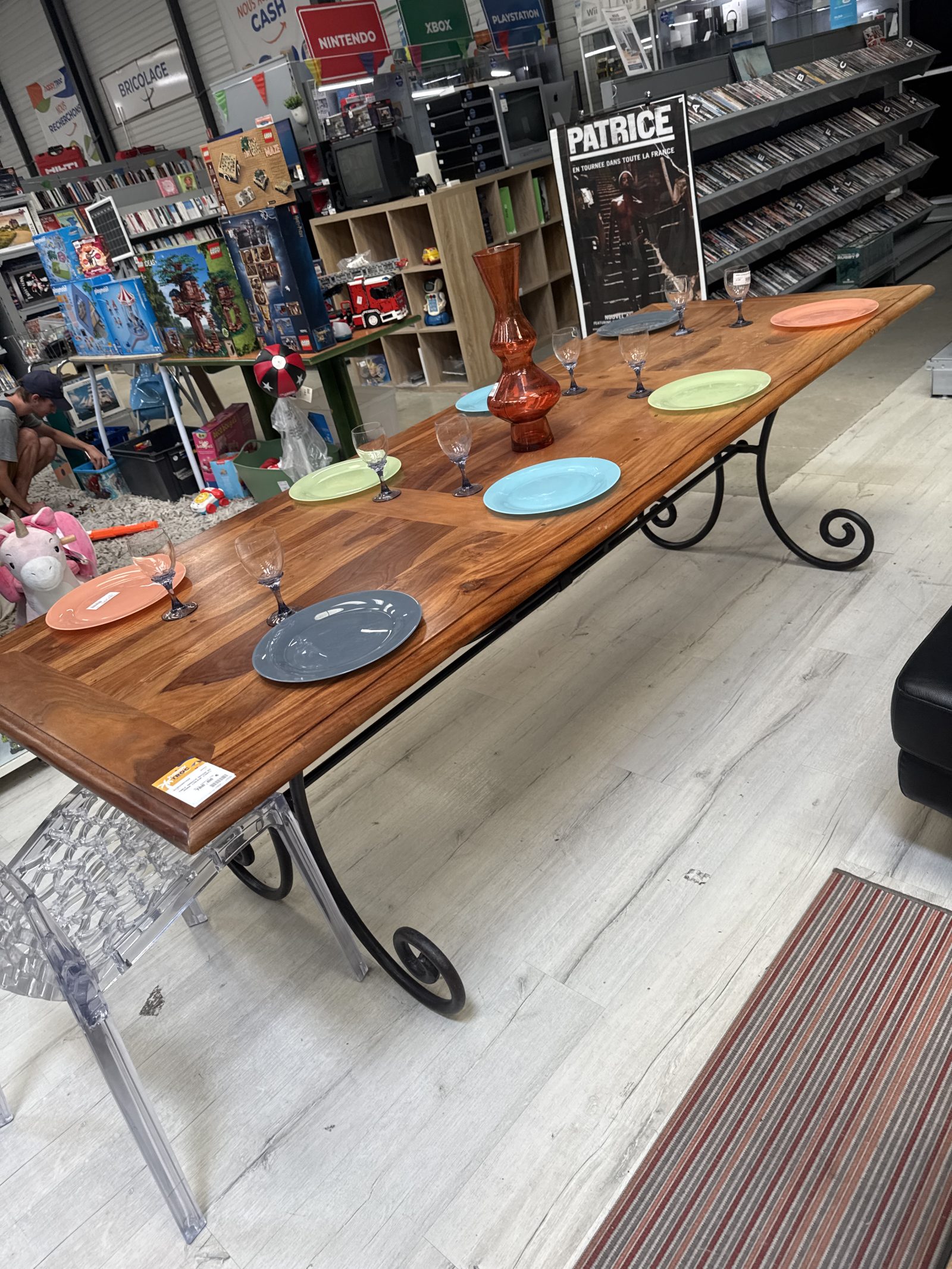 Table en mangue, Massif , Maisons du Monde, valeur 1700 €