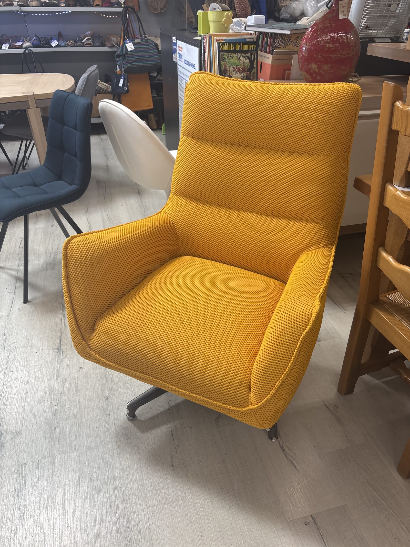 Fauteuil pivotant jaune